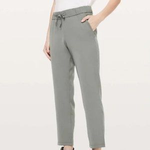 Lululemon On the Fly 7/8 Pant *Woven Grey Sage Size 10